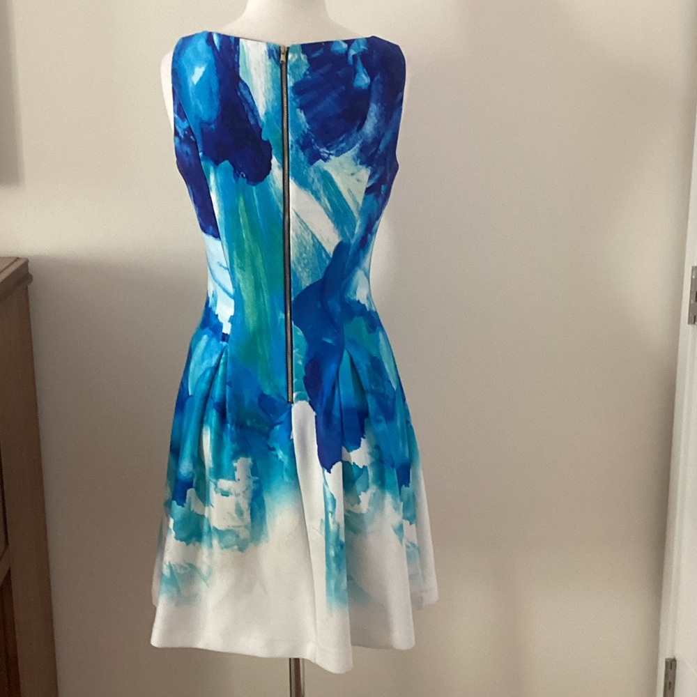 Elegant Blue and White Sleeveless Dress in a funky pattern - Picture 3 of 4